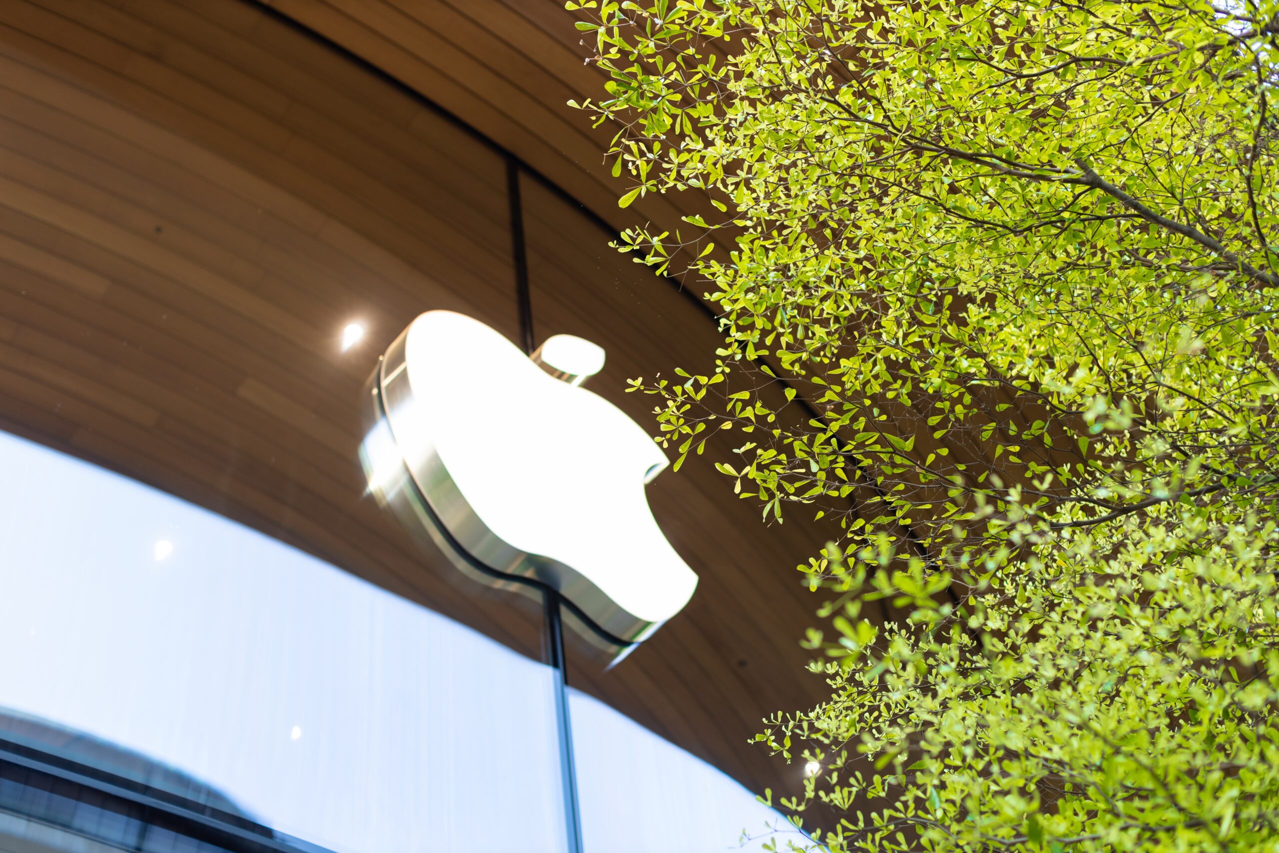 Apple,Business,Logo,Sign,On,Apple,Store,Outdoor,Facade,With